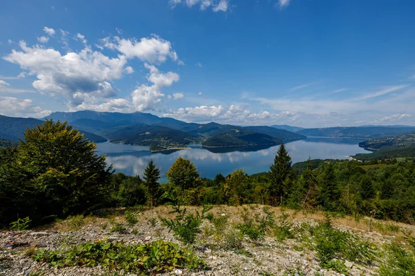 罗曼蒂亚喀尔巴阡山脉风景中的毕加兹湖 — 图库照片