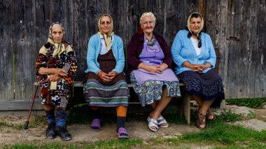 Romanya 'da bir köyde kıdemli kadınlar