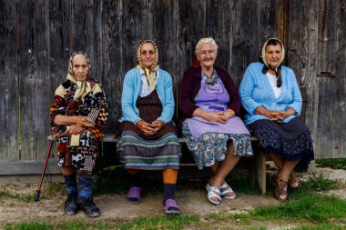 Romanya 'da bir köyde kıdemli kadınlar