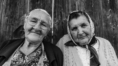 Romanya 'da bir köyde kıdemli kadınlar