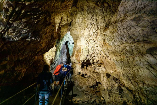 Touristen Der Bärenhöhle Pestera Ursilor Chiscau Rumänien August 2021 — Stockfoto