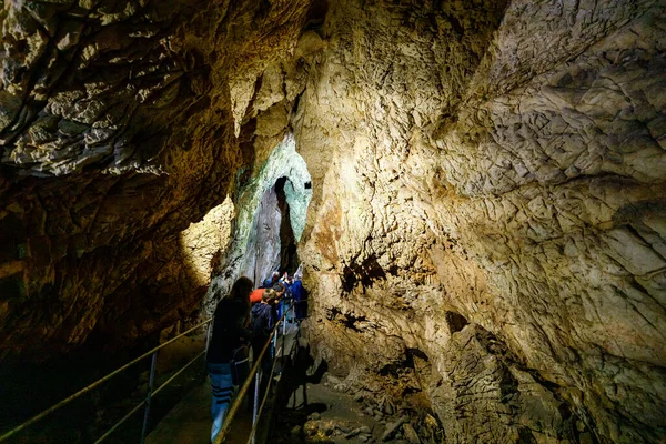 Tourists Bear Cave Pestera Ursilor Chiscau Romania August 2021 — Stock Photo, Image