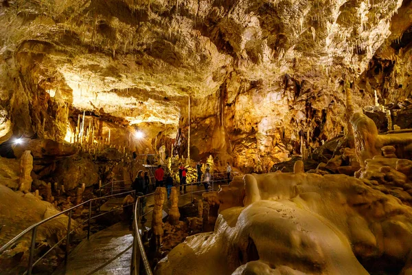 Tourists Bear Cave Pestera Ursilor Chiscau Romania August 2021 — Stock Photo, Image