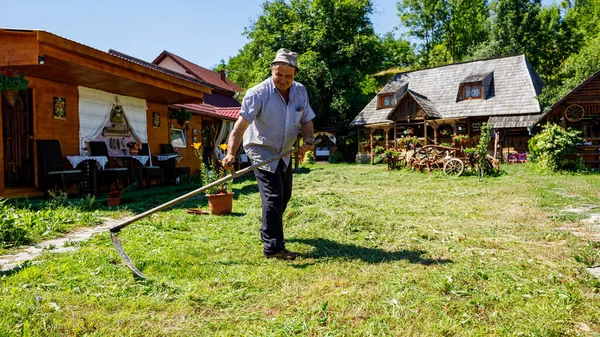 Farmer Cutting Gras Sense Oncesti Romania July 2022 — Stockfoto