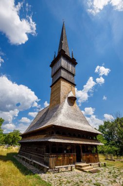 Maramures Romanya 'daki Surdesti ahşap kilisesi