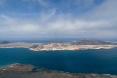 Lanzarote 'nin kuzeyindeki Kanarya Adaları La Graciosa manzaralı uçurumların görüntüsü.