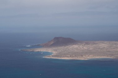 Lanzarote 'nin kuzeyindeki Kanarya Adaları La Graciosa manzaralı uçurumların görüntüsü.
