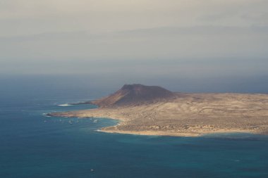 Lanzarote 'nin kuzeyindeki Kanarya Adaları La Graciosa manzaralı uçurumların görüntüsü.