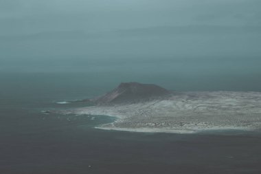 Lanzarote 'nin kuzeyindeki Kanarya Adaları La Graciosa manzaralı uçurumların görüntüsü.