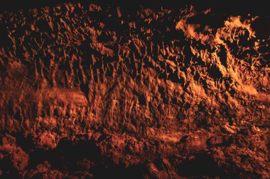 Kanarya adasının lav tüpündeki duvarların koyu renkli dokuları..