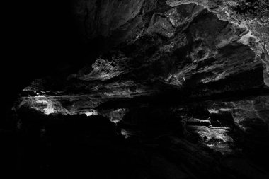 Kanarya adasının lav tüpündeki duvarların koyu renkli dokuları..