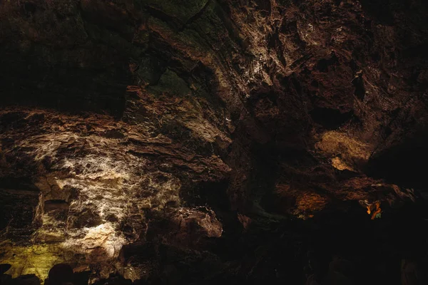 カナリア島の溶岩チューブ内の壁の暗い カラフルなテクスチャ — ストック写真