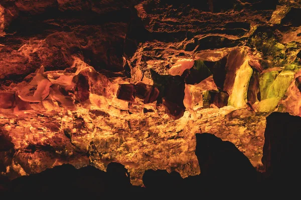 加那利群岛熔岩管中的黑暗多彩的墙壁纹理 — 图库照片