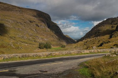 Güzel yaz dağ yolu