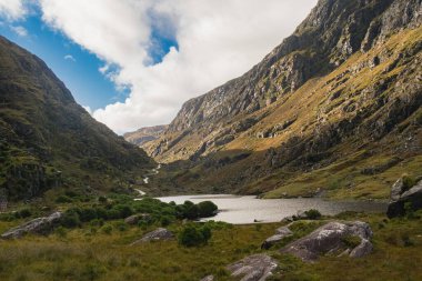 İrlanda 'nın Killarney Milli Parkı' ndaki vadi manzarası.