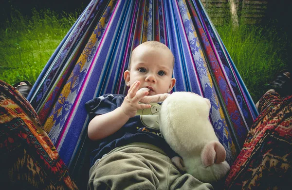 Překvapené Roztomilé Miminko Při Pohledu Diváka — Stock fotografie