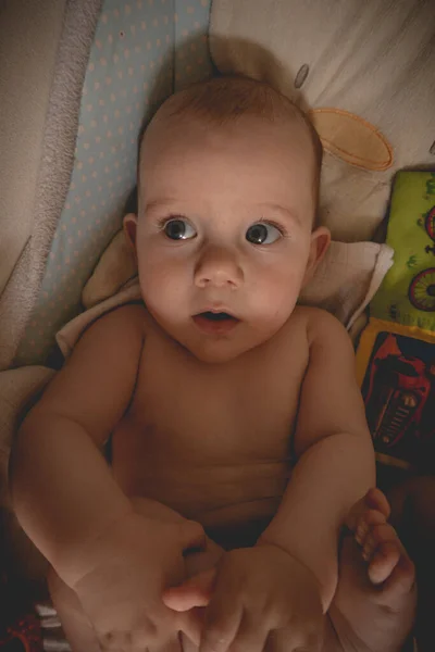 Surpreendido Bebê Bonito Olhando Para Espectador — Fotografia de Stock