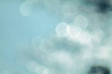 Sanatsal olarak bulanık arkaplan ve yuvarlak bokeh. Bokeh ile mavi arkaplan.