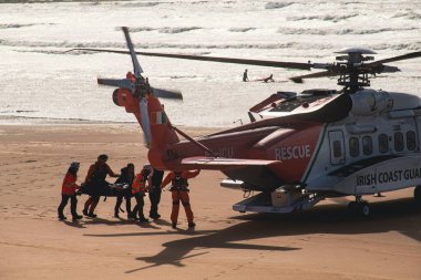 Lahinch, İrlanda / Ekim 12022: İrlanda Sahil Güvenlik, Sikorsky helikopteri, sahil kurtarma görevi.