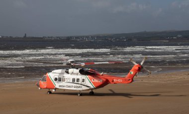 Lahinch, İrlanda / Ekim 12022: İrlanda Sahil Güvenlik, Sikorsky helikopteri, sahil kurtarma görevi.