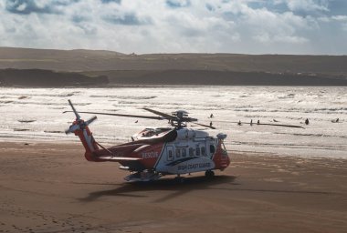 Lahinch, İrlanda / Ekim 12022: İrlanda Sahil Güvenlik, Sikorsky helikopteri, sahil kurtarma görevi.