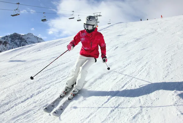 Mujer joven esquiando Fotos De Stock
