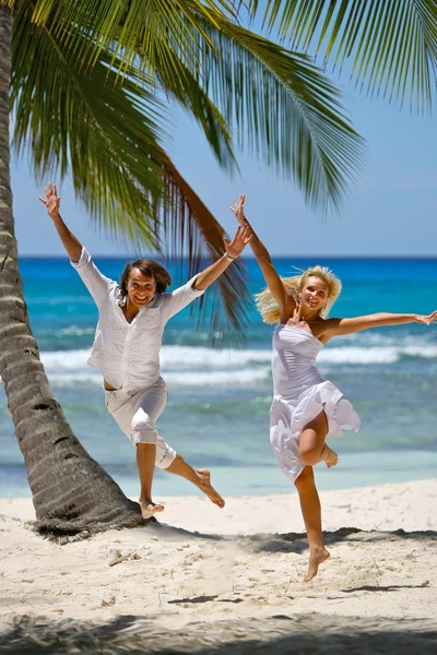 Loving couple on a tropical beach — Stock Photo, Image