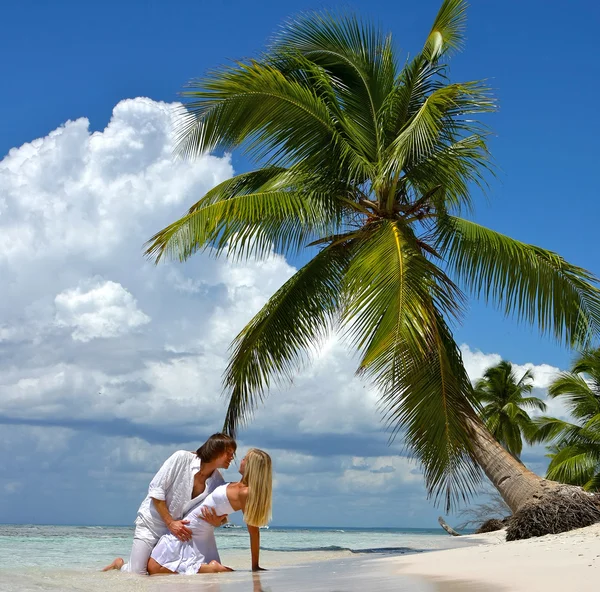 Loving couple on a tropical beach — Stock Photo, Image