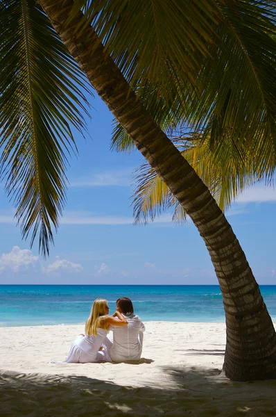 Pareja cariñosa en una playa tropical Fotos De Stock Sin Royalties Gratis