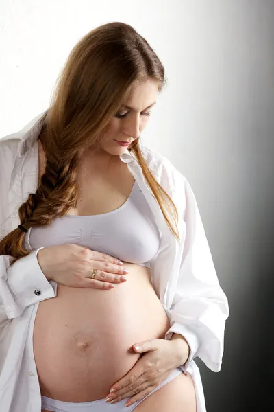 Mujer embarazada joven — Foto de Stock