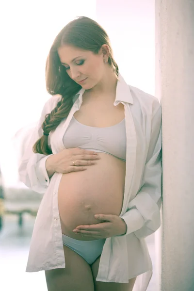 Unga gravid kvinna — Stockfoto