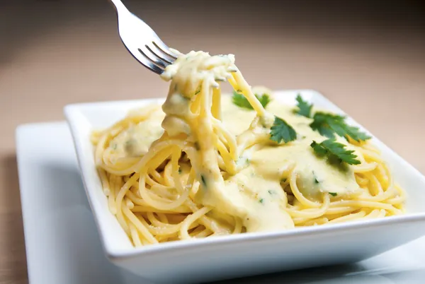 Spaghetti met witte saus — Stockfoto