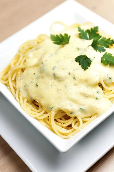 Beyaz soslu spagetti