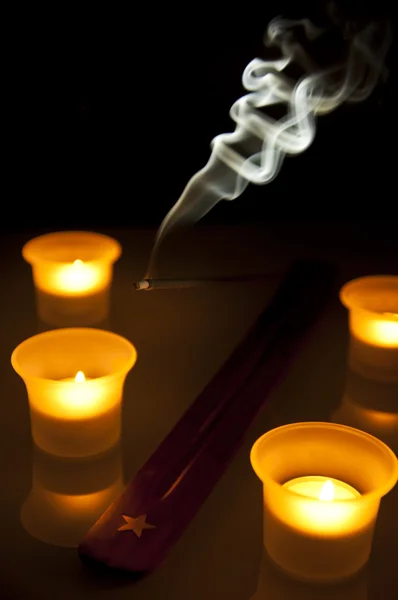 Bastoncino di incenso e candele — Foto Stock