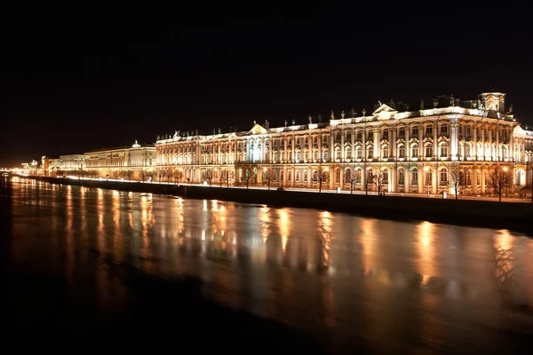 Nachtansicht von st. petersburg. Winterpalast vom Fluss Newa — Stockfoto