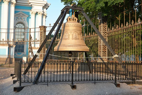 教会の鐘スモーリヌイ権威 — ストック写真