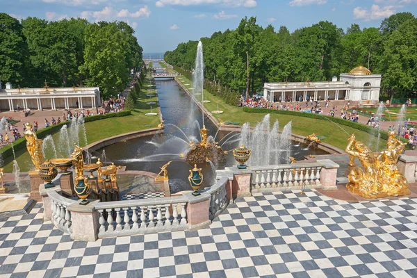 Grand kaskádové fontány peterhof — Stock fotografie