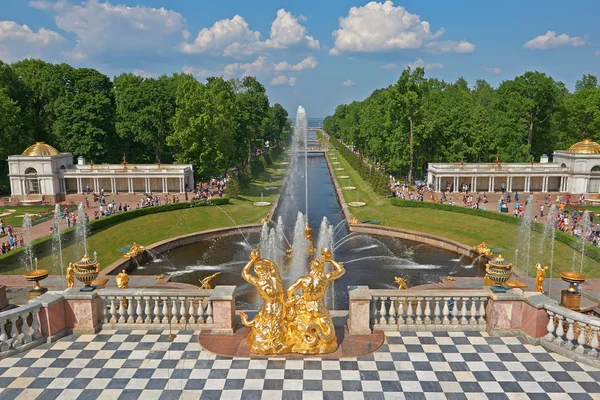 Каскадные фонтаны Петергофа — стоковое фото