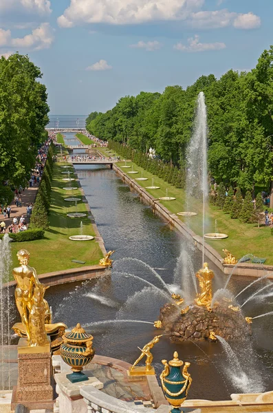 Große Kaskadenbrunnen von Peterhof — Stockfoto