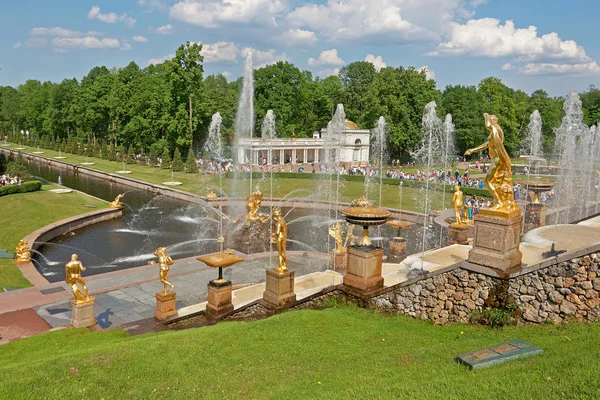 Grand kaskádové fontány peterhof — Stock fotografie