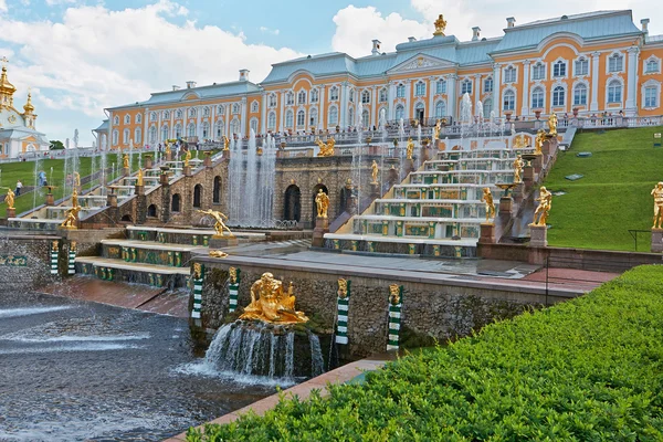 Große Kaskadenbrunnen von Peterhof — Stockfoto
