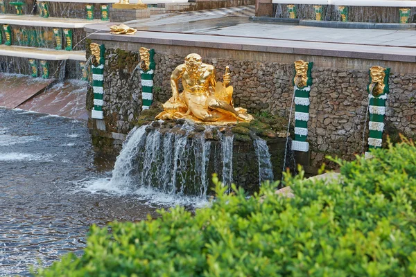 Große Kaskadenbrunnen von Peterhof — Stockfoto