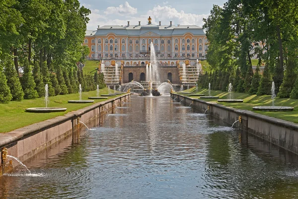 ペテルゴフ壮大な宮殿の公園 — ストック写真