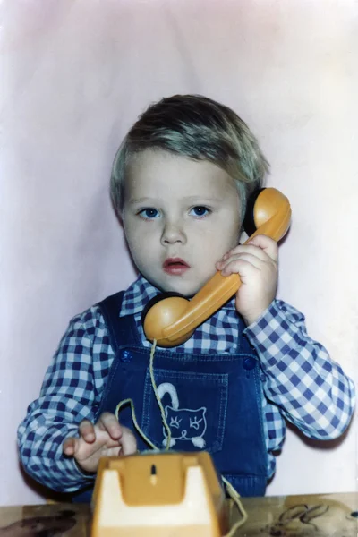 3 tahun anak laki-laki menelepon melalui telepon — Stok Foto