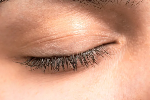 Occhio femminile chiuso — Foto Stock