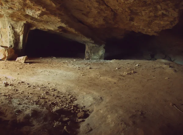 Entrée souterraine de grotte Image En Vente