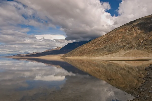 Badwater odbicie, doliny śmierci — Zdjęcie stockowe