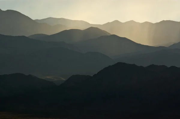 Paisaje montañoso retroiluminado — Foto de Stock