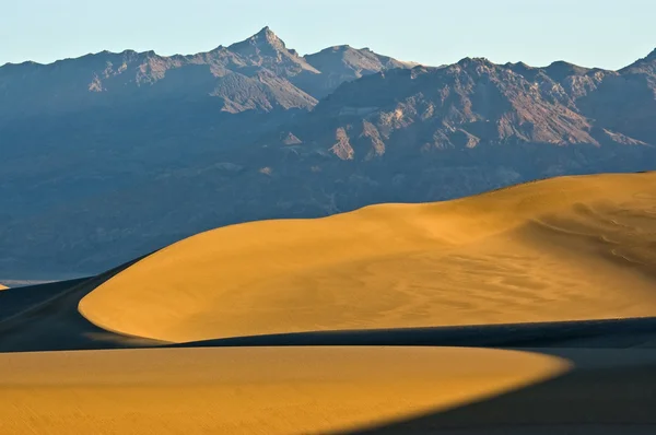 Curved Sand Dunes under Mountain — Stock Photo, Image