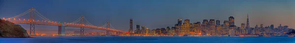 San francisco skyline panorama in de schemering — Stockfoto